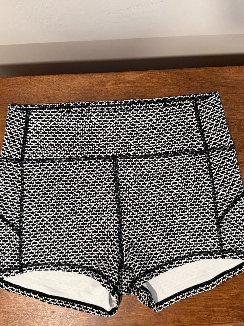 Lululemon Wunder Short Black and White design Size 10 Luxtreme 2" EUC